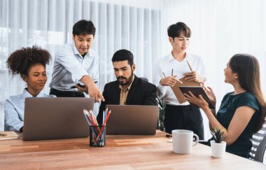 Mutlu iş adamları birlikte çalışır, şirket ofisinde tartışırlar. Profesyonel ve çeşitlilik takım çalışması iş planını bilgisayarda tartışır. Modern çok kültürlü ofis çalışanı. Uyum