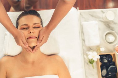 Panorama 'da kadınların stres önleyici kafa masajından ve lüks tatil beldesi veya otel spa salonundaki modern ışık ortamında yüz güzelliği eğlencelerini şımartmaktan hoşlandığı bir manzara var. Sessiz.