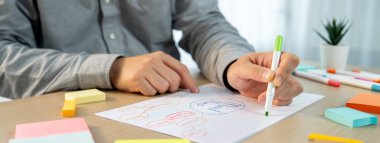 Yetenekli iş adamları zihin haritaları kullanarak pazarlama fikirleri üretiyor. Başarılı erkek girişim lideri masaya yapış yapış notlar serpiştirerek finansal plan hazırlıyor. - Yakın çekim. Eline odaklan. Değişik..