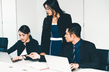 Grup toplantısındaki iş adamları iş arkadaşlarıyla ofiste çalışıyorlar. Şirket iş yeri konsepti. uds
