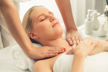 Kafkasyalı kadın müşteri stres önleyici spa masajının keyfini çıkarıyor ve lüks otel ya da oteldeki gündüz açık ortam güzellik salonunda güzellik teniyle eğleniyor. Sessiz.