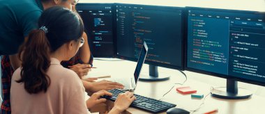 Bir grup profesyonel web geliştiricisi veri analizi hakkında tartışırken bilgisayar ekranı modern ofiste bilgisayar kodlarını gösteriyor. Kapatın. Dijital mühendislik ve ağ geliştirme konsepti. Filizlenen.