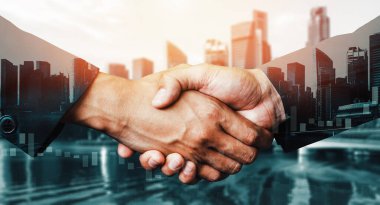 İş adamlarının arka plandaki belediye binasında el sıkışması ortaklık anlaşmasının başarısını gösteriyor. Kurumsal takım çalışması, güven ortağı ve iş anlaşması kavramı. uds