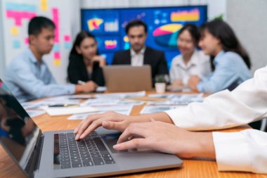 Ekran arka planında finansal verileri ya da veri analizini analiz etmek için dizüstü bilgisayar kullanan iş adamlarının bulanık arka planına sahip klavye bilgisayarı. Çok titiz.