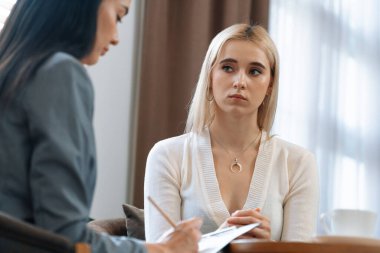 Psikolojik akıl sağlığı danışmanlığı ya da terapi seansındaki genç ve profesyonel bir hastadan akıl hastalığı teşhisi koyarken yardım istemek. Zihinsel tedavi seansı. Blithe