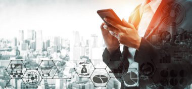 Finans ve Para İşlem Teknolojisi Konsepti. Modern bilgisayar uygulamasında fintech ticaret alışverişini, kar istatistik analizini ve pazar analisti hizmetini gösteren simge grafik arayüzü.