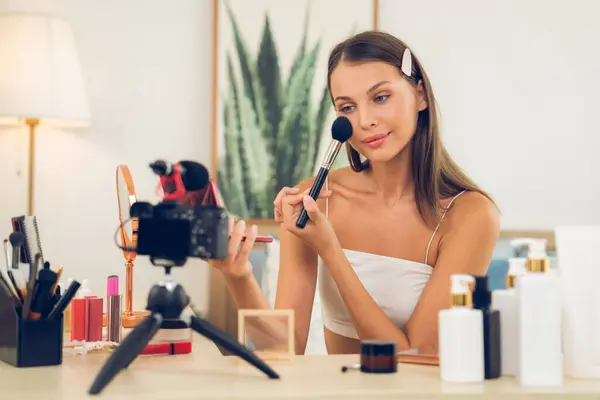 Jonge Vrouw Die Schoonheid Cosmetische Tutorial Video Inhoud Voor Sociale — Stockfoto