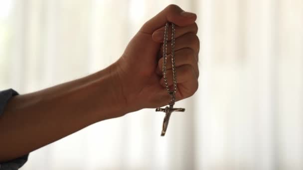 기독교 가톨릭 추종자와 헌신과 성취의 감각은 믿음에 움직임 결심을 종교적인 — 비디오