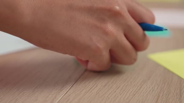 Yavaş Çekimde Kadın Kadını Yazısı Pazarlama Kâğıdı Üzerine Kalem Yapışkan — Stok video