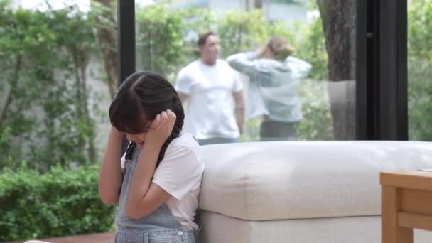 Fata Tânără Stresată Nefericită Mișcă Colț Își Acoperă Urechile Blocând — Videoclip de stoc