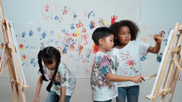 Zróżnicowany Student Malował Lub Rysował Płótno Poplamionej Ścianie Lekcji Sztuki — Wideo stockowe