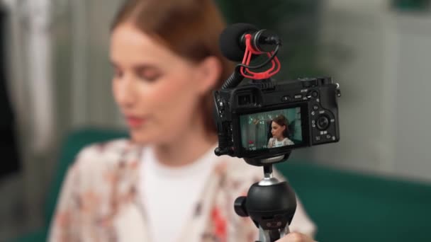 Donna Influencer Sparare Diretta Streaming Video Vlog Recensione Trucco Prim — Video Stock