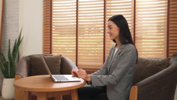 快乐和微笑的女性心理学家使用笔记本电脑进行在线视频通话 与精神科医生办公室的病人进行心理诊断 远程心理治疗治疗 — 图库视频影像