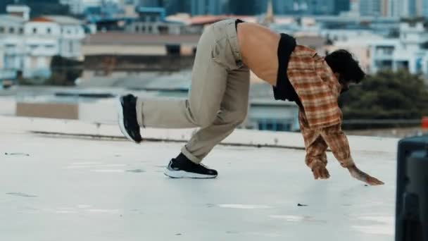 Spanyol Break Táncos Boy Lépéseket Gyakorol Tetőn Városi Kilátással Vagy — Stock videók