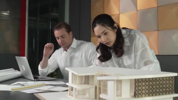 Grupo Ingenieros Arquitectura Trabajando Juntos Discutiendo Sobre Diseño Casa Oficina — Vídeos de Stock