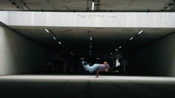 Groep Van Aantrekkelijke Aziatische Hipster Praktijk Break Danser Het Gebouw — Stockvideo