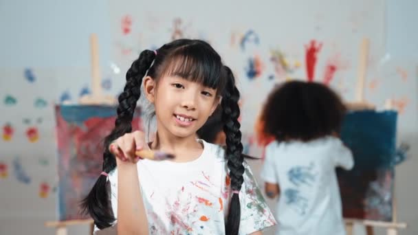 Kreatywne Słodkie Dziewczyny Stanowią Przed Kamerą Podczas Gdy Różne Dzieci — Wideo stockowe