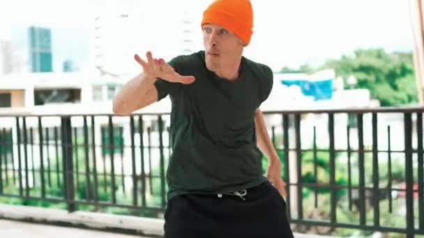 Hipster Realizar Break Dance Mientras Pareja Bailando Juntos Pasillo Centro — Vídeos de Stock