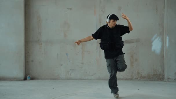 시멘트 헤드폰에서 음악을 잘생긴 스트리트 댄서의 댄스를 수행합니다 스포츠 2024 — 비디오