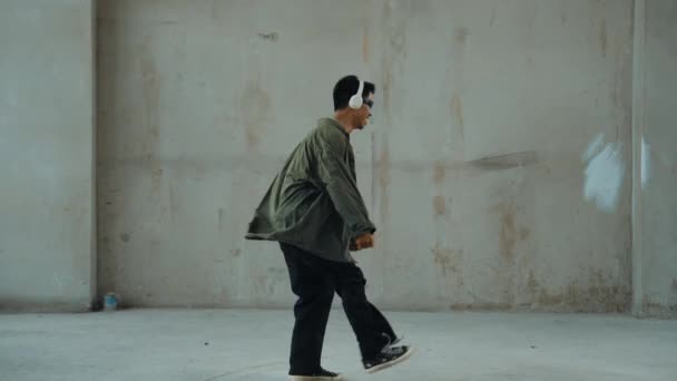 Хипстер Наушниках Слушает Хип Хоп Музыку Городской Улице Уличная Танцовщица — стоковое видео