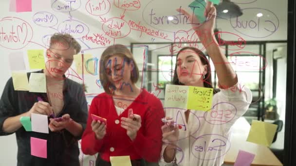 Έξυπνη Συνεργάσιμη Επιχειρηματική Ομάδα Συνεργάζονται Και Την Ιδέα Brainstorm Γράφοντας — Αρχείο Βίντεο