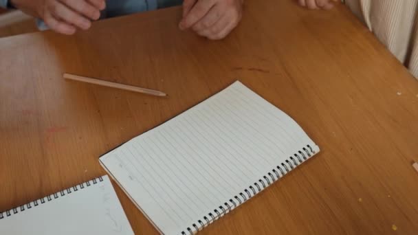 Papierstreuer Auf Dem Tisch Während Eine Kaukasische Lehrerin Und Diverse — Stockvideo