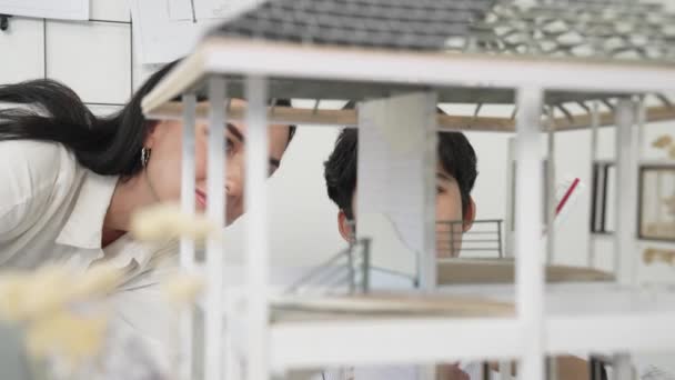 구조를 측정하기 위하여 일하는 협력적인 직업적인 엔지니어의 건축가 하우스 엔지니어 — 비디오