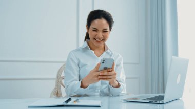 Genç bir kadın internet üzerinden alışveriş yapmak için internet üzerinden internet üzerinden internet üzerinden alışveriş yapıyor. Modern ve konforlu çevrimiçi alımlar güvenli ve uygun alışverişleri sağlar.