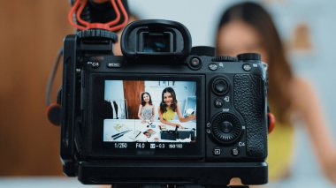 Arka plan görüntüsü, kamera ekranında iki kadın nüfuzlu kişinin canlı yayın yapan video görüntülerini görüntüler. Sosyal medya ya da blog. Pazarlama kaydı için kozmetik canlı stüdyo ışıklandırması olan kız.