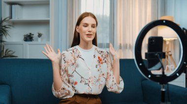 Kadın Etkilenen Vlog video görüntülerini canlı yayınlıyor Makyaj primi sosyal medya veya blog. Kozmetik stüdyosu ışıklandırmalı mutlu genç kız çevrimiçi pazarlama oturumu yayını için..