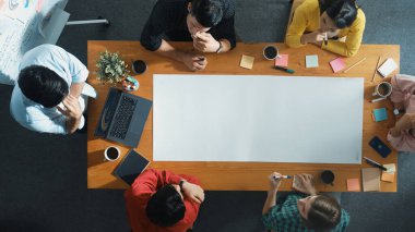 Çeşitli grupların toplantı odasında yürümesi ve beyin fırtınası fikri. Akıllı bir girişim ekibi pazarlama fikrini paylaşırken proje yöneticisi beyaz tahtada duruyor ve finansal planı sunuyor. Cemaat.