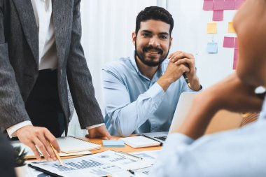 Çok ırklı analist ekibi toplantı masasındaki mali raporu analiz etmek için BI gösterge tablosunu kullanıyor. Çeşitli iş adamlarından oluşan bir grup, iş pazarlama kararı için FIntech 'in veri analizini kullanır. Uyum