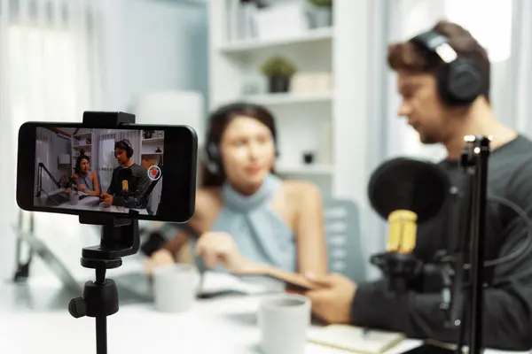 Focus Smartphone Recording Blurry Host Channel Broadcasters Background Making Advice — Stock Photo, Image