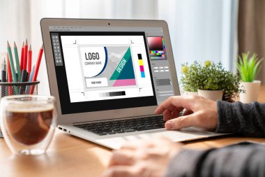 Web sayfasının modern tasarımı ve bilgisayar ekranında gösterilen ticari reklamlar için grafiksel tasarımcı yazılımı