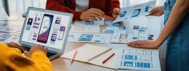 Başlangıçtaki UX geliştiricisinin panorama pankartı ya da şirket çalışanı tasarım kullanıcı arayüzü ya da mobil uygulama için UI prototipi ya da ofiste dizüstü bilgisayar ekranı olan bir web sitesi yazılımı. Sinerjik