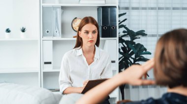 Mutlu hasta ve psikolog klinikte olumlu duygularla zihinsel sağlık sohbeti yaparken aynı zamanda en başarılı iş ve hayatı merkez ofisteki psikologlara anlatıyor. .