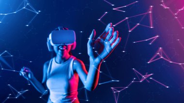 Siber punk ışığı altında beyaz VR kulaklık takan ve metaevreni birbirine bağlayan kolsuz tişört giyen, gelecekteki sanal gerçeklik nesnesine dokunan kadın bulanıklığı. Halüsinasyon.