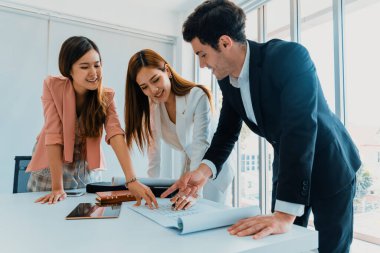 İş adamı, modern işyerindeki iş kadınlarıyla görüşmede. Kurumsal iş adamları konsepti. uds