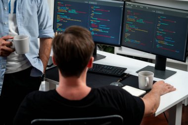 BT geliştiricileri pc ekranında çevrimiçi yazılım geliştirme bilgisini tartışıyor, web sitesindeki son sürüm uygulaması için program kodlaması oluşturuyorlar. Beyin fırtınası yazılımı kavramı güncellendi. Satılabilir.