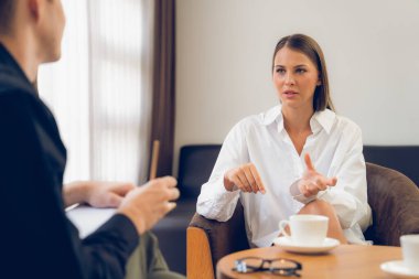 Psikolojik konsültasyon zihinsel problemde iyileşme kaydediyor. Psikiyatrist akıl hastalığı teşhisi koyarken mutlu genç bayan hasta terapi seansı yapıyor. Açılıyor