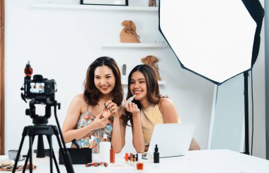 Asyalı Kadın Etkilenen Vlog 'ta canlı yayın yapan videolar sosyal medya ya da blog' un çoğunu oluşturuyor. Kozmetik stüdyosu ışıklandırmalı mutlu genç kız çevrimiçi pazarlama oturumu yayını için.