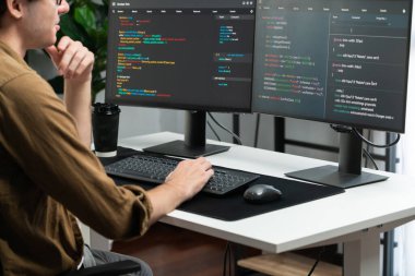 IT geliştiricisi, yazılım güncellenmiş yazılım sürümü kavramını yaratarak, kodlama uygulama ekranları üzerinde modern ev ofisteki pc monitörlerinde çevrimiçi yazılım geliştirme üzerinde çalışıyor. Toplayıcı.