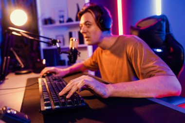 Kazanmak için çevrimiçi oyun oynayan akıllı flama makinesinin sunucu kanalı, neon ışıklı odada seçilen takım yarışması için izleyicilerle birlikte canlı yayında canlı yayında kulaklık takıyor. Bireysel.