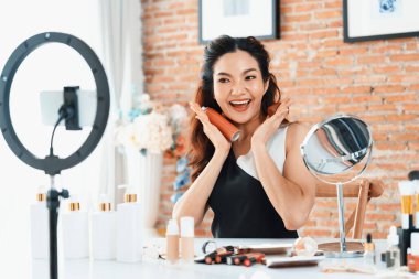 Asyalı Kadın Etkilenen Vlog 'ta canlı yayın yapan videolar sosyal medya ya da blog' un çoğunu oluşturuyor. Kozmetik stüdyosu ışıklandırmalı mutlu genç kız çevrimiçi pazarlama oturumu yayını için.