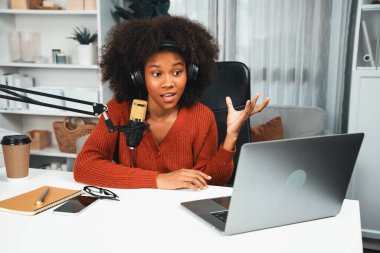 Güzel Afrikalı kadın sunucu kanalı çevrimiçi yayın yoluyla konuşuyor pazarlama öğretiyor, dinleyicileri canlı ya da çevrimiçi. İş yerindeki herhangi bir yer kavramı. Tatlandırıcı.