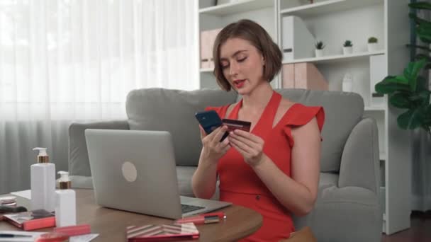 Perempuan Belanja Atau Membayar Produk Kecantikan Online Pasar Internet Browsing — Stok Video