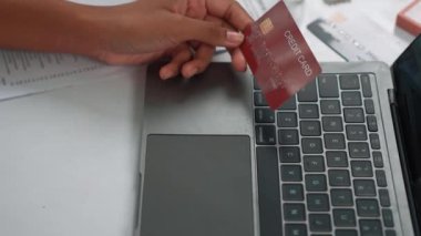 Çevrimiçi ödeme, bankacılık ve internet ağındaki alışveriş için kullanılan kredi kartını çevrimiçi güvenli cüzdan için kredi kartı teknolojisini gösteren dizüstü bilgisayarla kapat