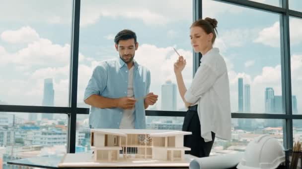 Fachkundige Architekten Und Ingenieure Diskutieren Über Den Hausmodellbau Erfolgreiches Interior — Stockvideo