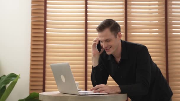 Щасливий Бізнесмен Або Продавець Займається Онлайн Бізнесом Віддалено Працює Ноутбуком — стокове відео