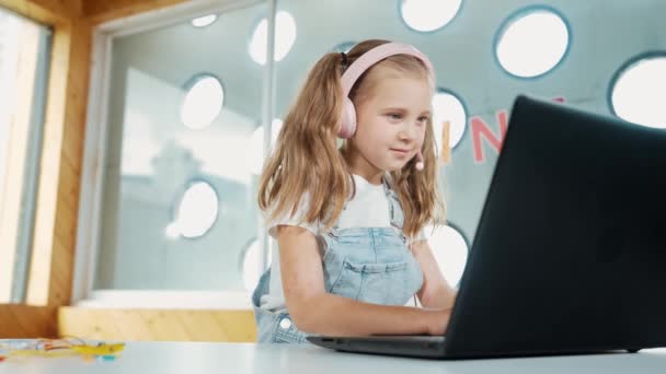 Fiatal Diák Dolgozik Laptop Vagy Tanul Online Osztályteremben Kaukázusi Lány — Stock videók